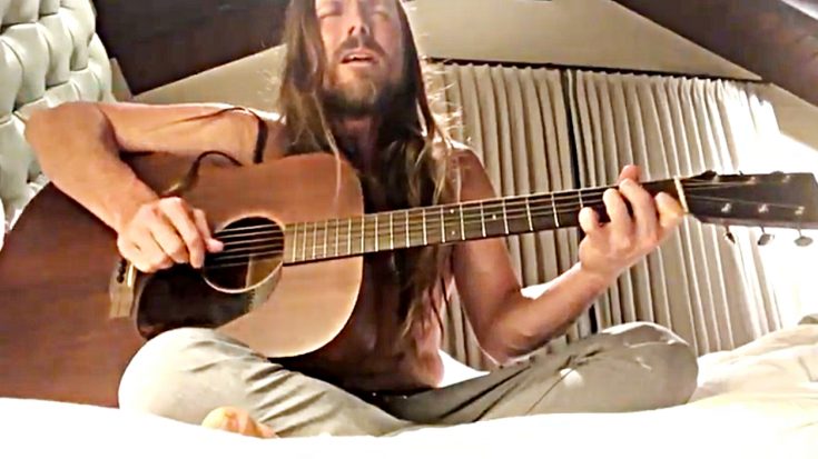 Willie Nelson’s Son Lukas Performs “Hallelujah” While In Quarantine | Classic Country Music Videos