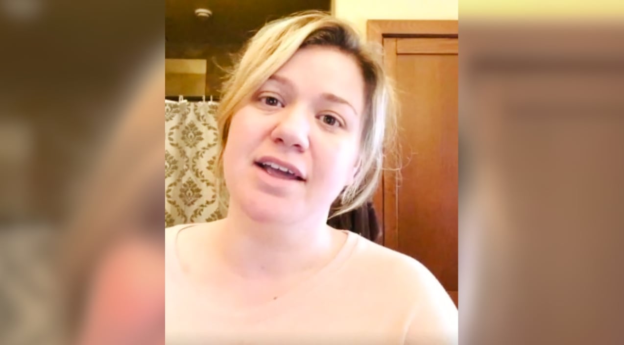 Kelly Clarkson Sings “Sweet Music Man” To Honor Kenny Rogers In At-Home