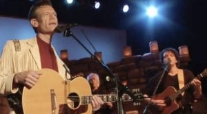 Randy Travis Mourns ‘Brother’ & Guitarist Robb Houston