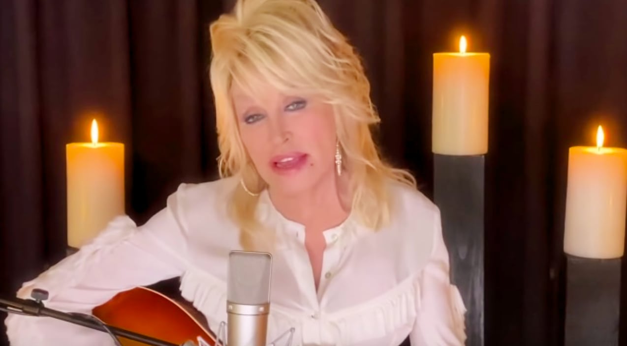 Dolly Parton Sings "Sweet Music Man" To Honor Kenny Rogers On "CMT Giants"