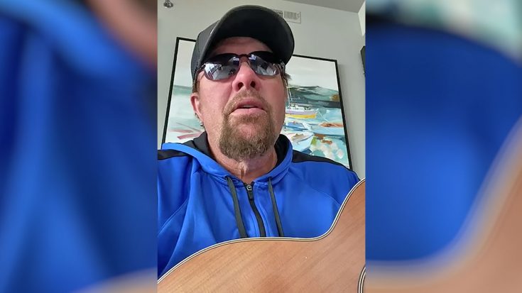 Toby Keith Performs His Song “She Ain’t Hooked On Me No More” While Quarantining In Mexico | Classic Country Music Videos