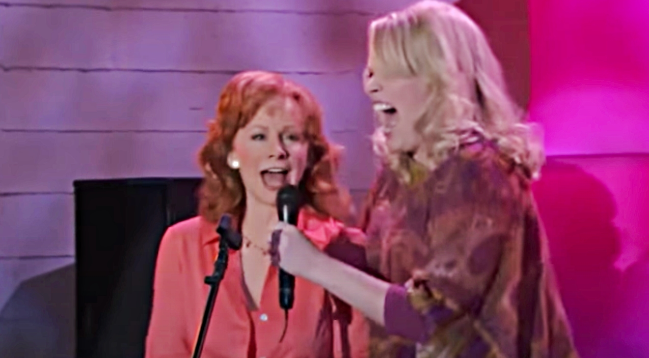 Barbra Jean Drags Reba On Stage To Sing Dolly Parton’s “9 to 5”