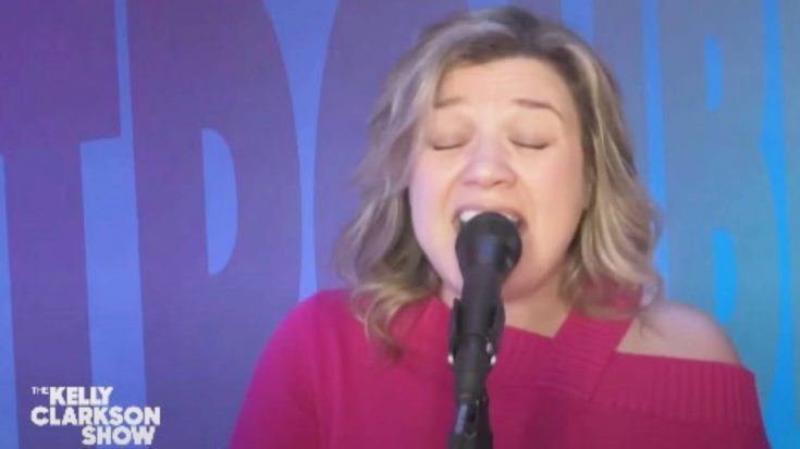 Kelly Clarkson Gives Her Take On Travis Tritt’s “T-R-O-U-B-L-E” | Classic Country Music Videos