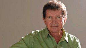 Former ACM Entertainer Of The Year Mac Davis ‘Critically Ill’ Following Heart Surgery