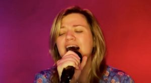 Kelly Clarkson Sings Wynonna Judd’s #1 Song From 1992, “I Saw The Light”