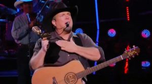 Garth Brooks Thanks 3 Daughters & Trisha Yearwood While Accepting Billboard’s Icon Award
