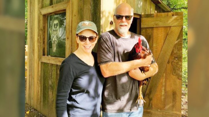 Reba McEntire Says She & Boyfriend Rex Linn “Have Taken Up Farming,” Introduces New Chicken | Classic Country Music Videos