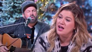 Kelly Clarkson Replaces Trisha During “Shallow” Duet With Garth