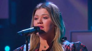 Kelly Clarkson Shows Respect To Willie Nelson By Singing “Blue Eyes Crying In The Rain”