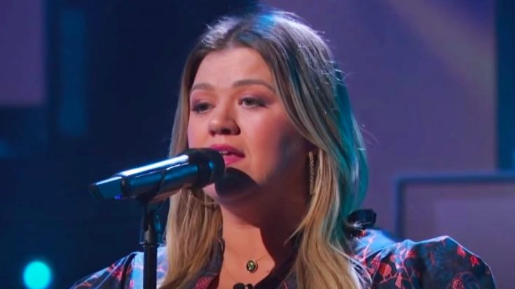 Kelly Clarkson Shows Respect To Willie Nelson By Singing “Blue Eyes Crying In The Rain” | Classic Country Music Videos