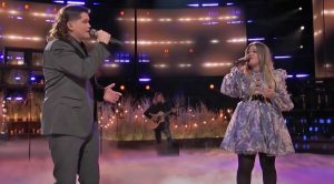 Kelly Clarkson Sings “When You Say Nothing At All” With Kenzie Wheeler
