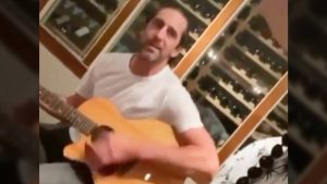 Aaron Rodgers Plays “Wagon Wheel” On Guitar For Fiancée & Friends