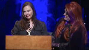 Ashley Judd Pens Heartbreaking Op-Ed About Spending 1st Mother’s Day Without Naomi Judd