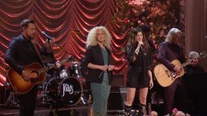 Little Big Town Perform “Grandpa (Tell Me ‘Bout The Good Old Days)” During Naomi Judd Memorial