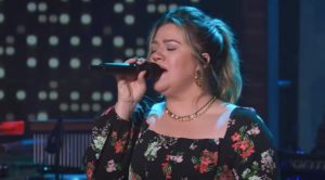 Kelly Clarkson Shows Respect To Ronnie Milsap By Singing “Smoky Mountain Rain”