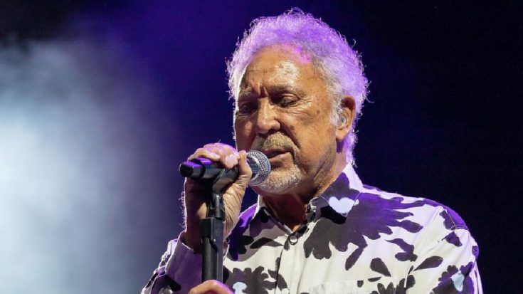 Sir Tom Jones Denies Rumors That He Collapsed Prior To Show | Classic Country Music Videos