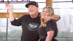 Garth Brooks And Kelly Clarkson Break Out Into Duet During Interview