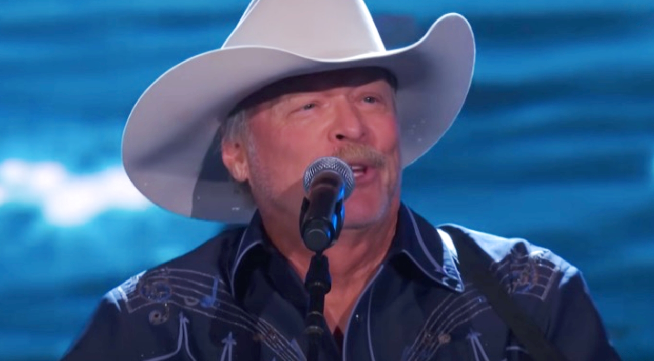 "Artist Of A Lifetime" Alan Jackson Performs "Chattahoochee" & The