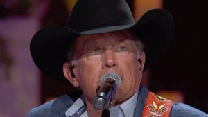 George Strait Pays Tribute To Loretta Lynn With “Don’t Come Home A-Drinkin'” Performance