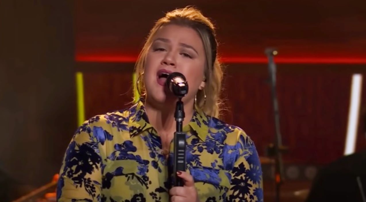 Kelly Clarkson Pours Emotion Into Stunning Performance Of "How Do I Live"