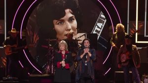 Loretta Lynn’s Sisters Pay Tribute To Her With Emotional “Coal Miner’s Daughter” Performance