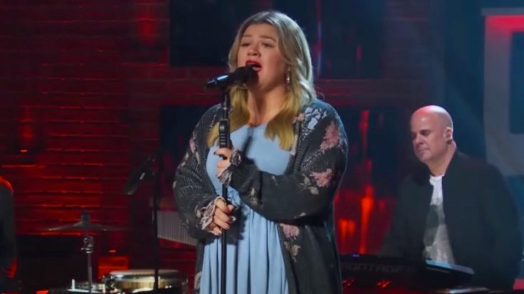 Kelly Clarkson Delivers Moving Performance Of Tracy Lawrence’s “Alibis”