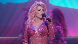 Shania Twain Rocks Pink Hair & Bodysuit At People’s Choice Awards