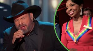 Garth Brooks Tributes Gladys Knight With “Midnight Train To Georgia” During Kennedy Center Honors