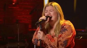 Kelly Clarkson Tips Her Hat To Hank Williams Jr. With Rendition Of “Family Tradition”