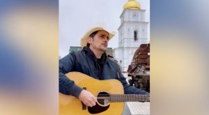 Brad Paisley Sings “Same Here” In Kyiv, Ukraine