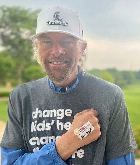 Photo of Toby Keith in the midst of his cancer battle