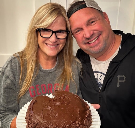 Garth Brooks and Trisha Yearwood with her birthday cake