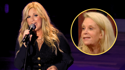 Trisha Yearwood performs in honor of Mary Chapin Carpenter