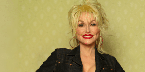 Dolly Parton Sleeps In Full Makeup In Case Of Emergencies