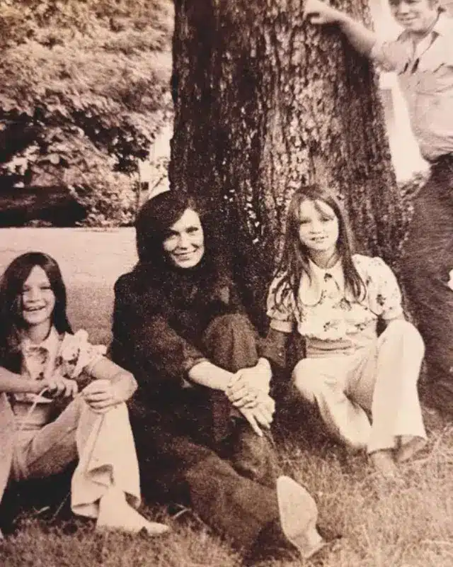 Loretta Lynn with her twin daughters Peggy and Patsy