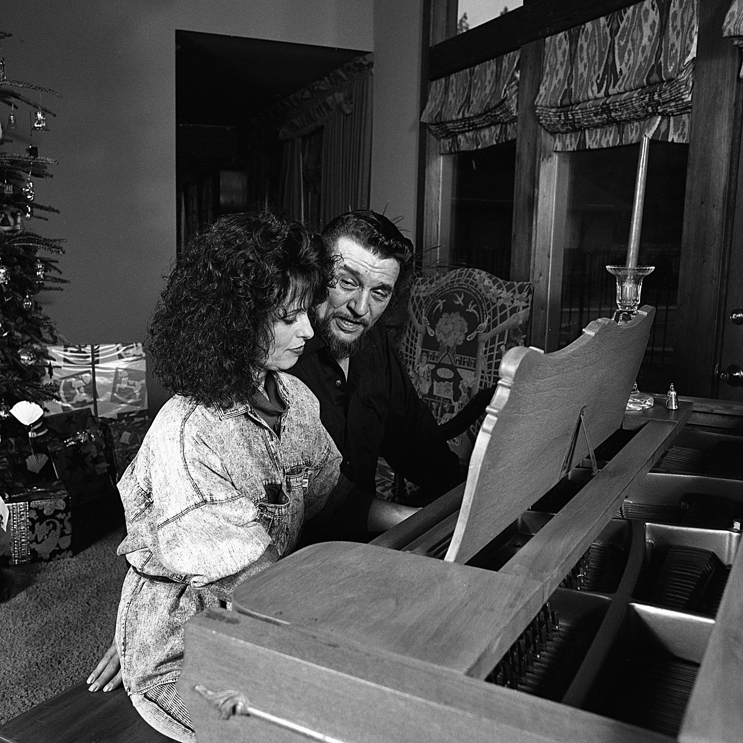 NASHVILLE - DECEMBER 9: Husband and wife country singers and songwriters Waylon Jennings and Jessi Colter in their living room on December 9, 1987 in Nashville, Tennessee. (Photo by Beth Gwinn/Getty Images)