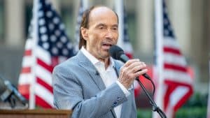 Lee Greenwood Announces Retirement, “2024 Will Be My Last Year To Tour”