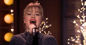 Kelly Clarkson Shares Soaring Performance Of “O Holy Night”