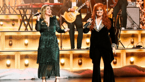 Kelly Clarkson & Wynonna Judd Kick Off “Christmas At The Opry” With “Santa Claus Is Coming To Town”