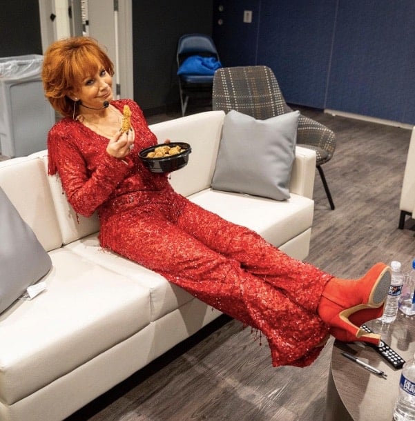 Picture of Reba McEntire eating chicken fingers