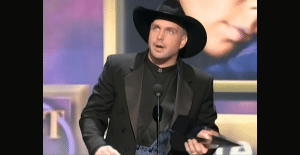 28 Years Ago: Garth Brooks Refuses American Music Award
