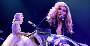 Flashback: Taylor Swift Brings Alison Krauss On Stage For “When You Say Nothing At All” Duet