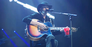 Toby Keith Performs “Don’t Let The Old Man In” For The Last Time On Stage