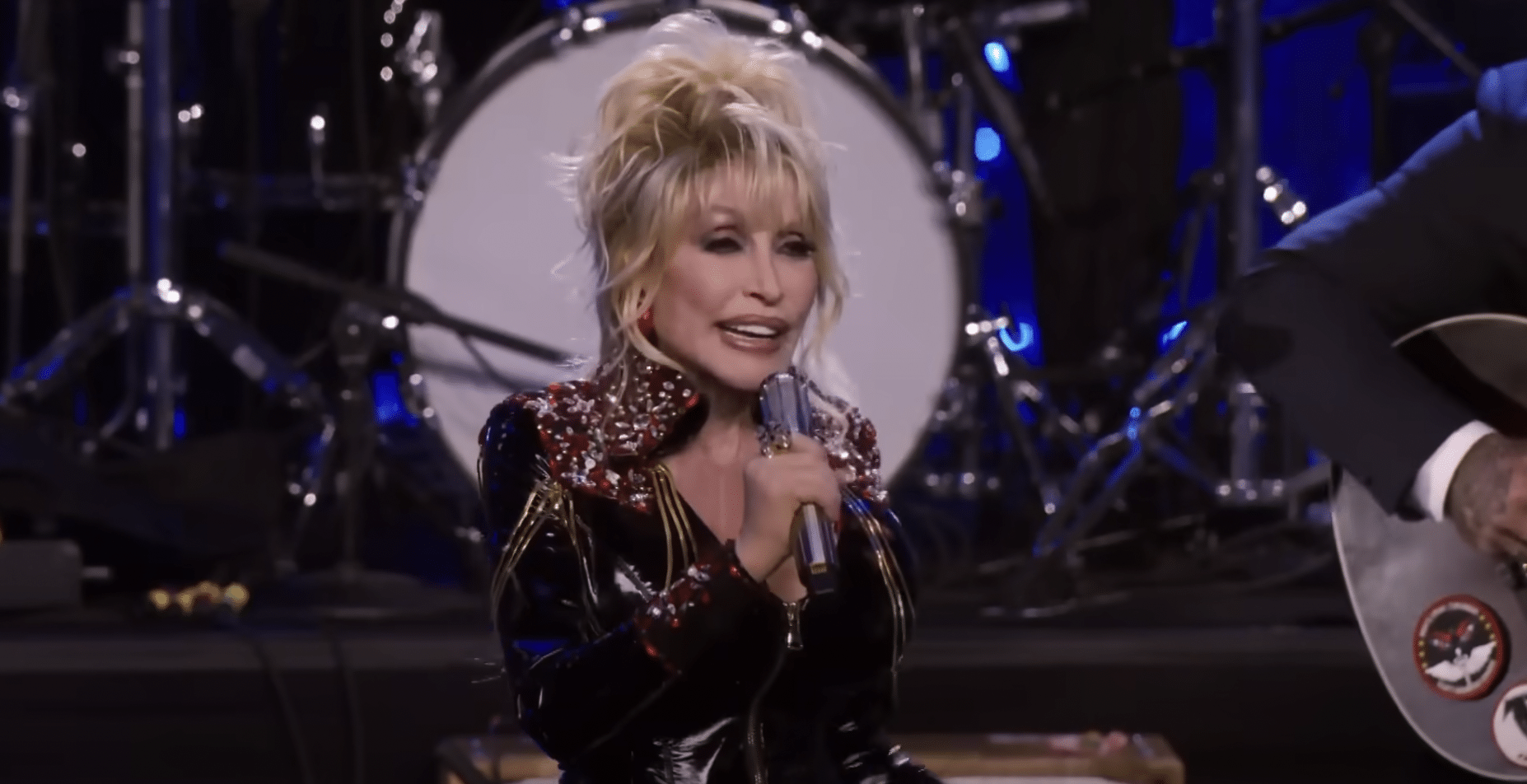 Dolly Parton sings "Jolene" live at Rock & Roll Hall of Fame 2022