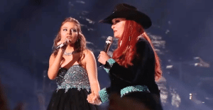 Wynonna Judd & Emmy Russell Hold Hands While Singing “Coal Miner’s Daughter” On “Idol”