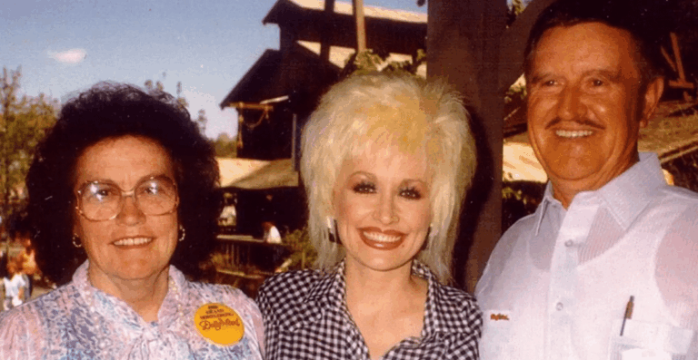 Dolly Parton Sings Rudolph The Red Nosed Reindeer With Her Nieces And dolly-parton-sings-rudolph-the-red-nosed-reindeer-with-her-nieces-and