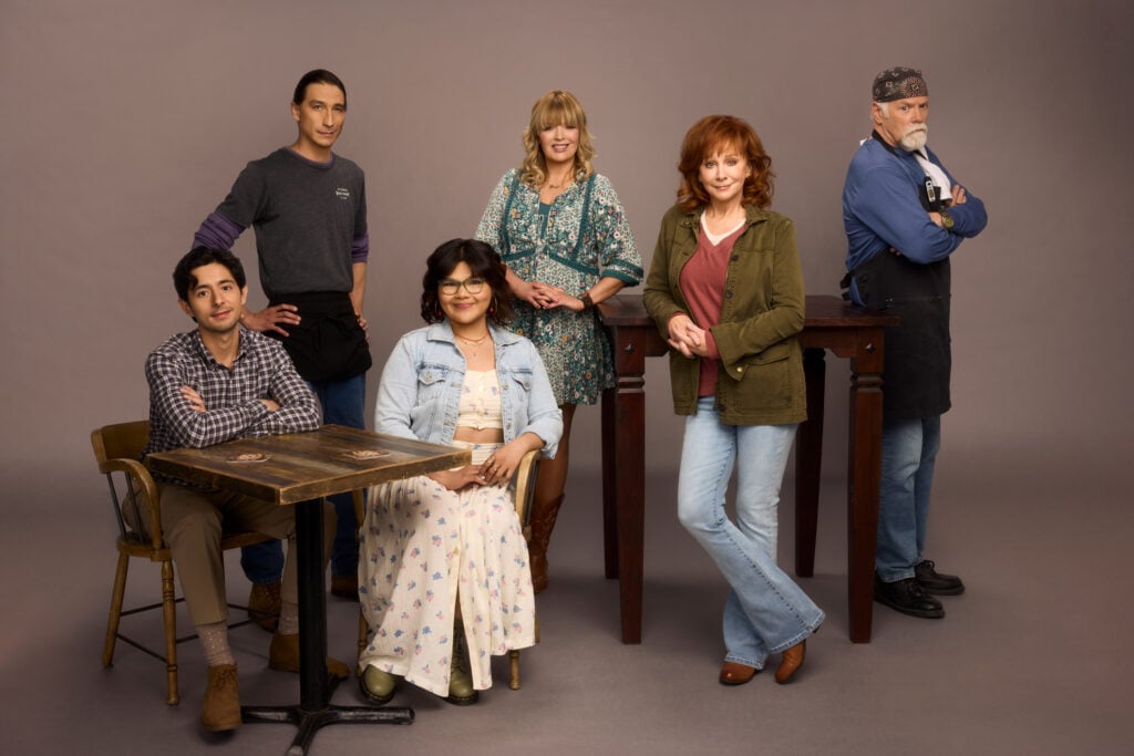 The main cast of Reba McEntire's sit