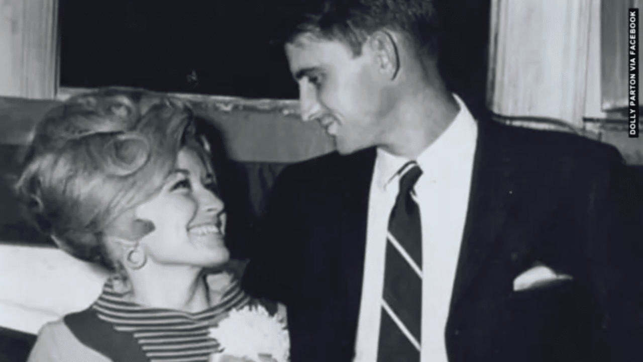 dolly parton looks at carl