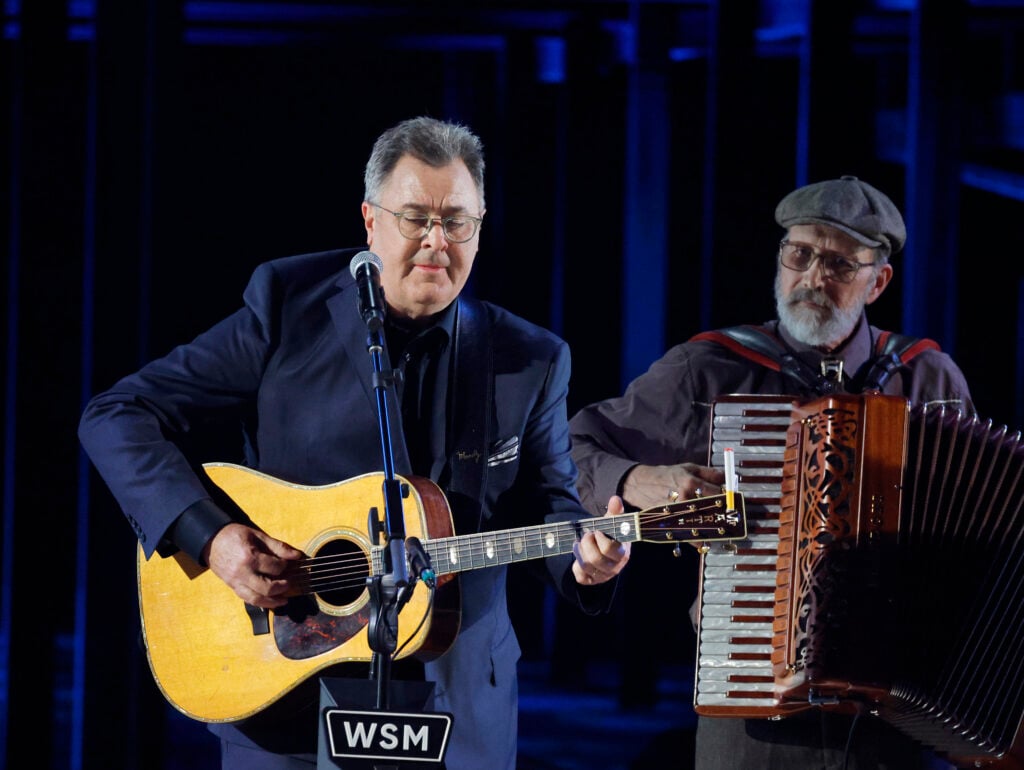 Vince Gill signs lifetime record deal with longtime record label MCA. 