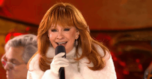 Reba McEntire Brings Holiday Classics To Rockefeller Center Christmas Tree Lighting